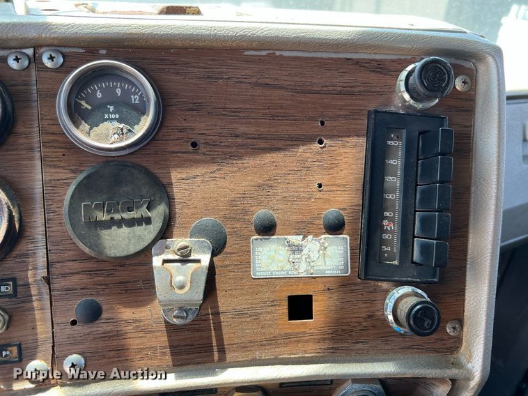 image for item DQ2135 1982 Mack R685ST  dump truck