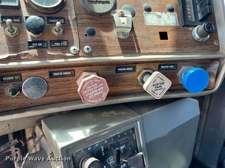 image for item DQ2135 1982 Mack R685ST  dump truck