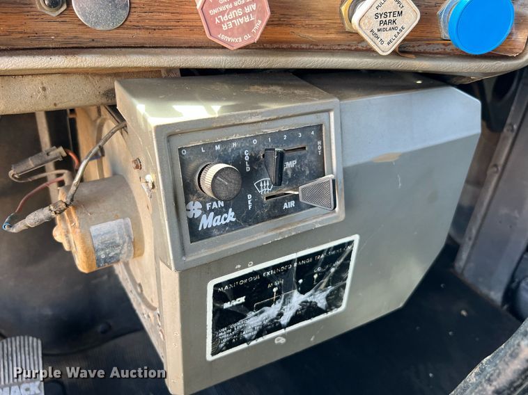 image for item DQ2135 1982 Mack R685ST  dump truck