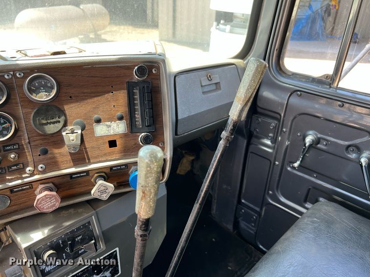 image for item DQ2135 1982 Mack R685ST  dump truck