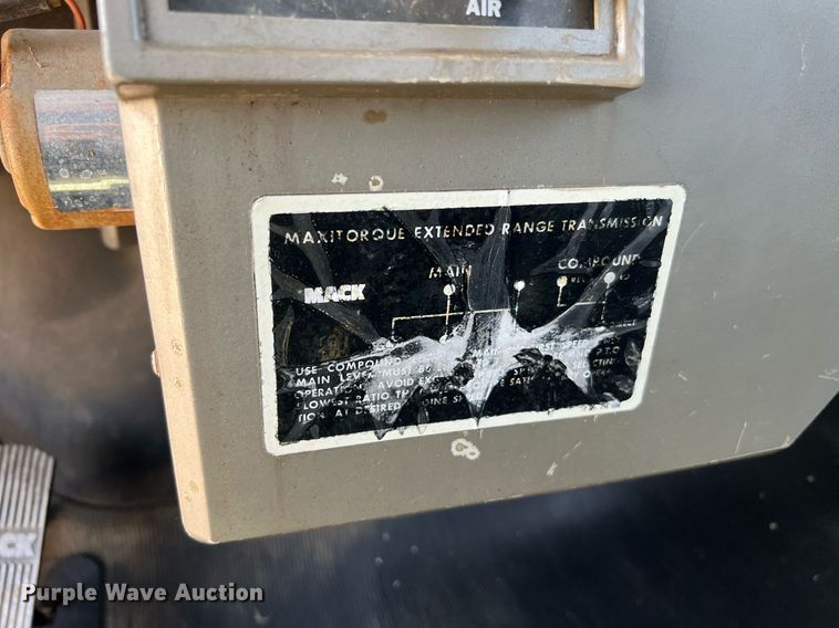 image for item DQ2135 1982 Mack R685ST  dump truck