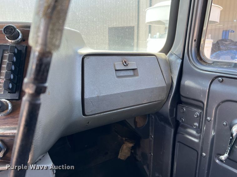 image for item DQ2135 1982 Mack R685ST  dump truck