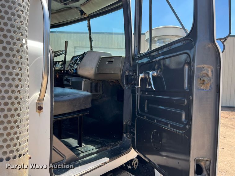 image for item DQ2135 1982 Mack R685ST  dump truck