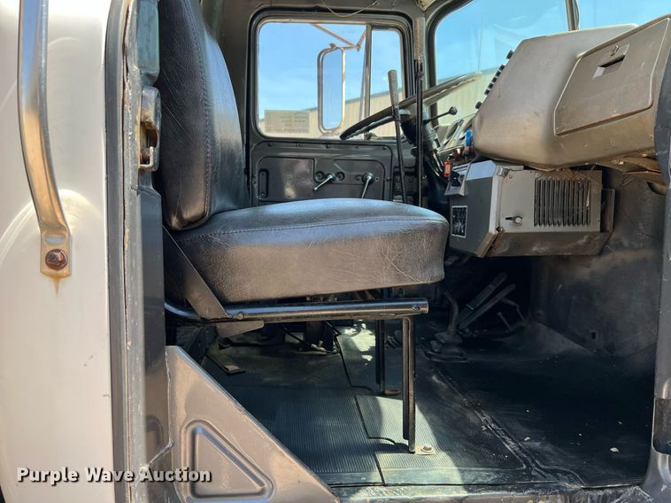 image for item DQ2135 1982 Mack R685ST  dump truck