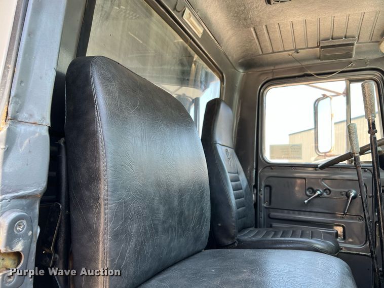 image for item DQ2135 1982 Mack R685ST  dump truck