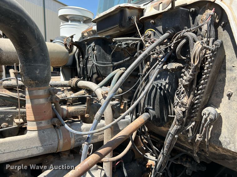 image for item DQ2135 1982 Mack R685ST  dump truck