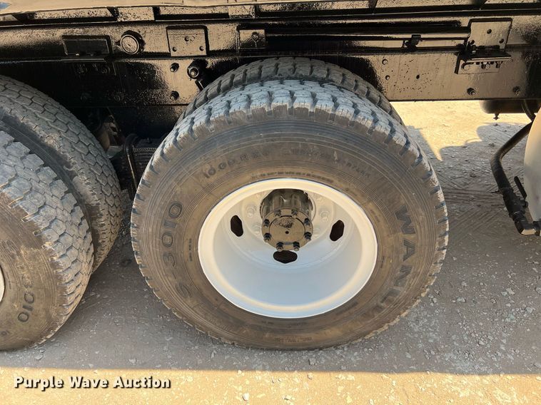 image for item DQ2135 1982 Mack R685ST  dump truck