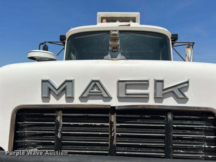 image for item DQ2135 1982 Mack R685ST  dump truck