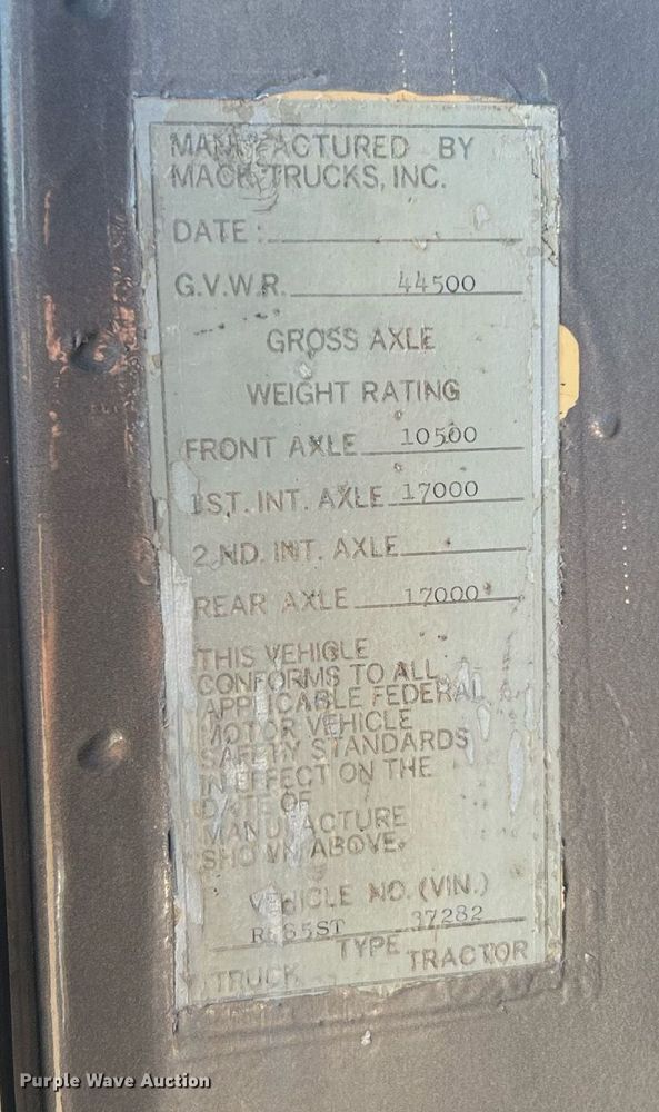 image for item DQ2135 1982 Mack R685ST  dump truck