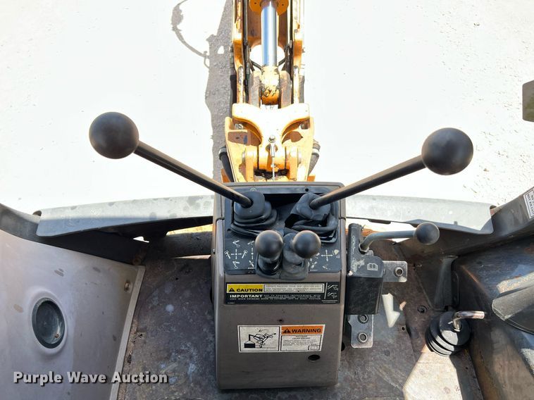 image for item DQ2136 2004 Case 580 Super M Series 2  backhoe