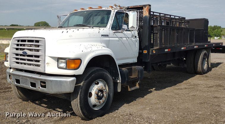 image for item DS6419 1999 Ford F800  flatbed truck