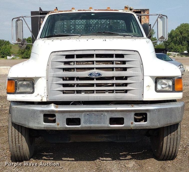 image for item DS6419 1999 Ford F800  flatbed truck