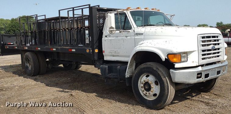 image for item DS6419 1999 Ford F800  flatbed truck