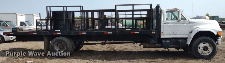 image for item DS6419 1999 Ford F800  flatbed truck