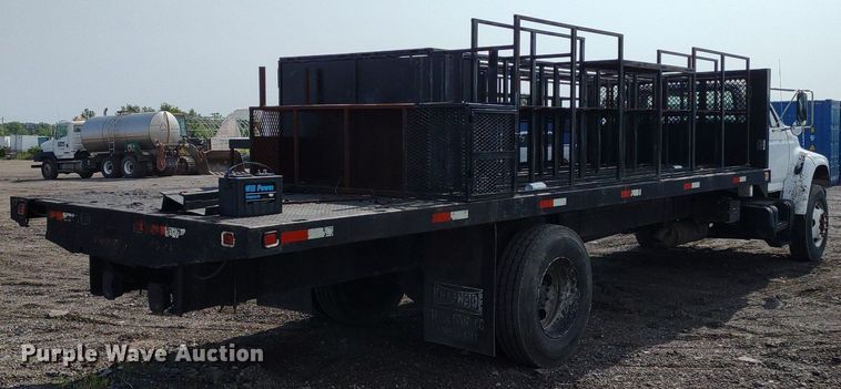 image for item DS6419 1999 Ford F800  flatbed truck