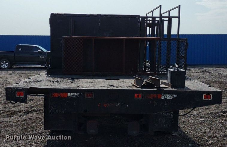 image for item DS6419 1999 Ford F800  flatbed truck