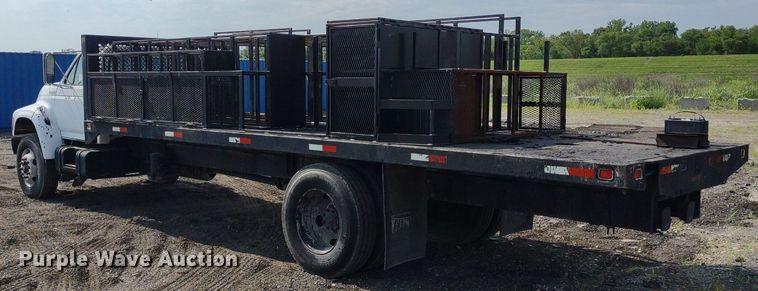 image for item DS6419 1999 Ford F800  flatbed truck