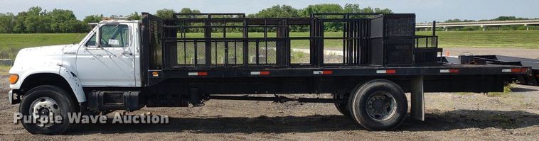 image for item DS6419 1999 Ford F800  flatbed truck