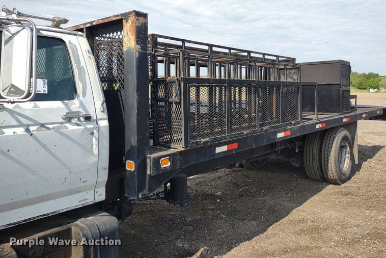 image for item DS6419 1999 Ford F800  flatbed truck