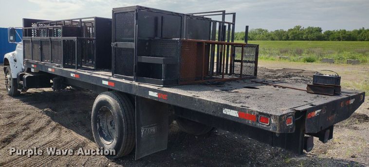 image for item DS6419 1999 Ford F800  flatbed truck