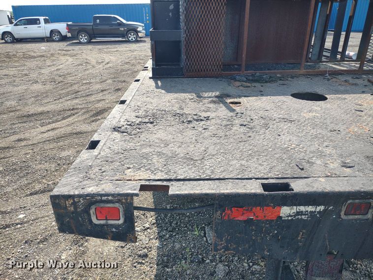 image for item DS6419 1999 Ford F800  flatbed truck