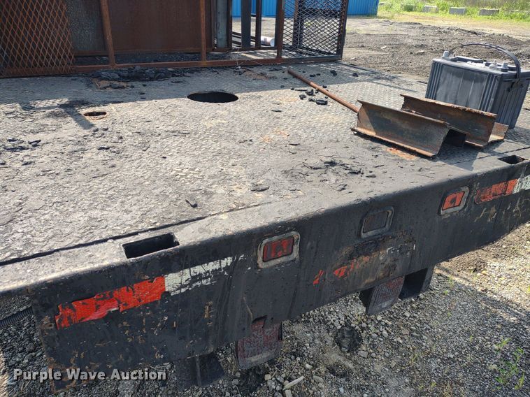 image for item DS6419 1999 Ford F800  flatbed truck