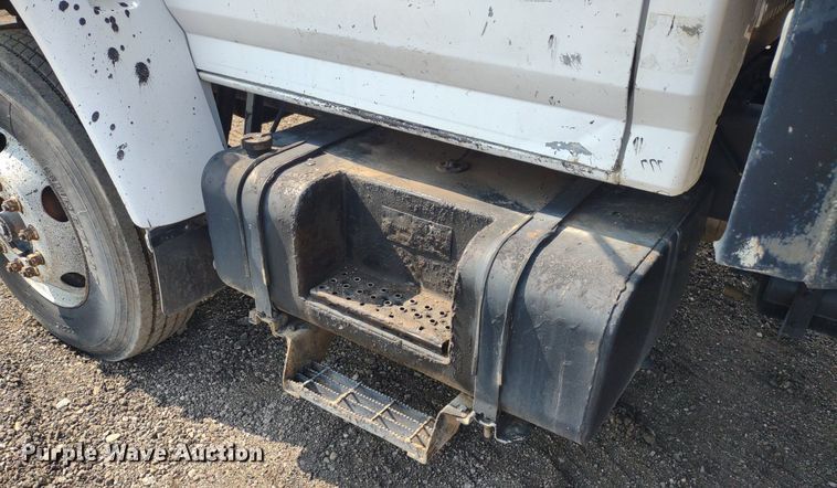 image for item DS6419 1999 Ford F800  flatbed truck