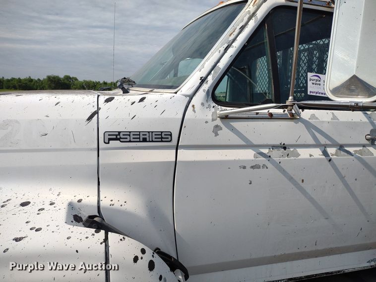 image for item DS6419 1999 Ford F800  flatbed truck