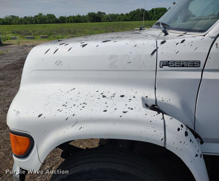 image for item DS6419 1999 Ford F800  flatbed truck