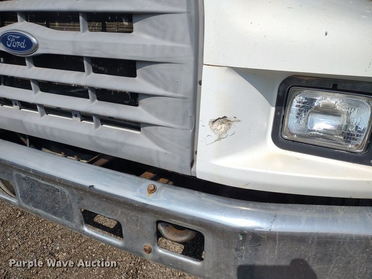 image for item DS6419 1999 Ford F800  flatbed truck