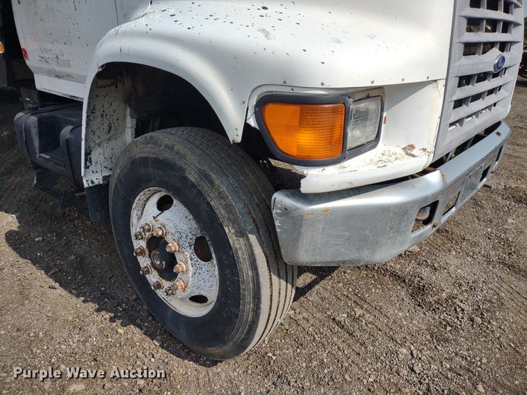 image for item DS6419 1999 Ford F800  flatbed truck