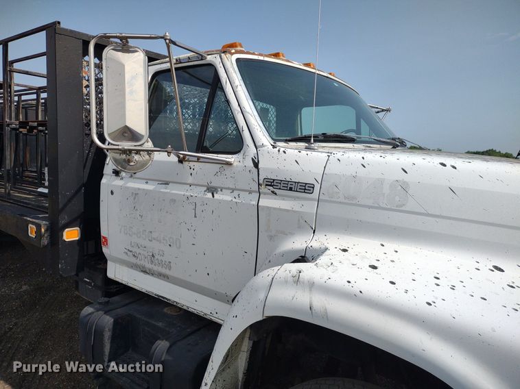 image for item DS6419 1999 Ford F800  flatbed truck