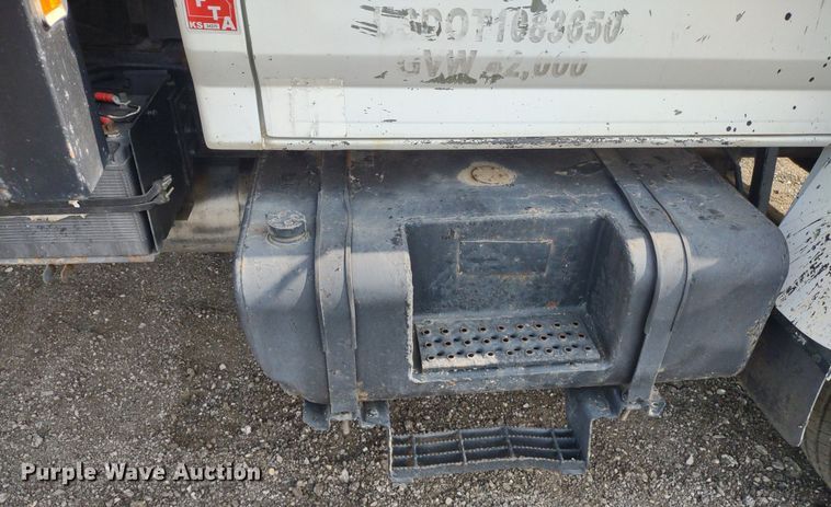 image for item DS6419 1999 Ford F800  flatbed truck