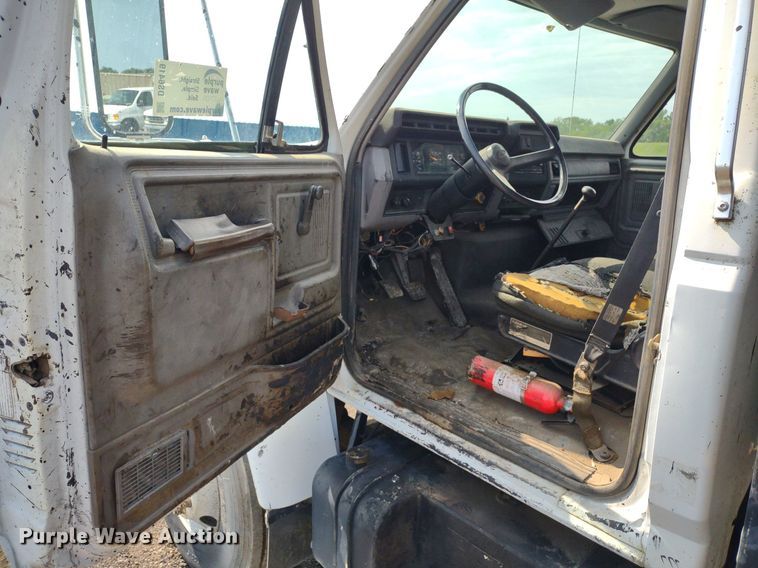 image for item DS6419 1999 Ford F800  flatbed truck