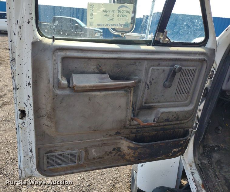 image for item DS6419 1999 Ford F800  flatbed truck