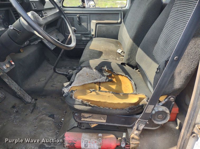 image for item DS6419 1999 Ford F800  flatbed truck