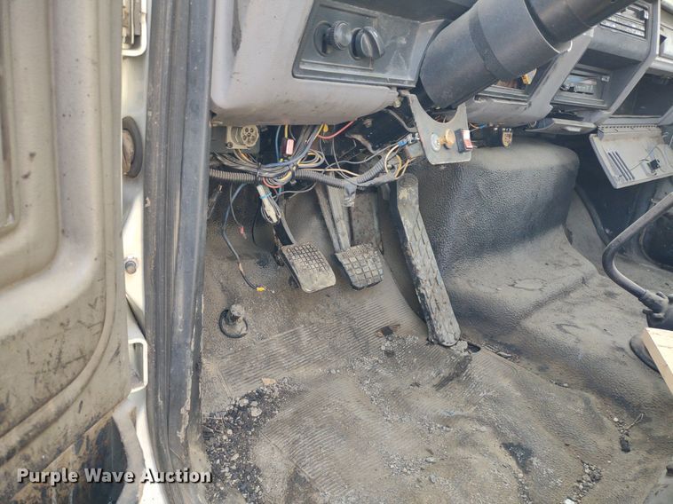 image for item DS6419 1999 Ford F800  flatbed truck