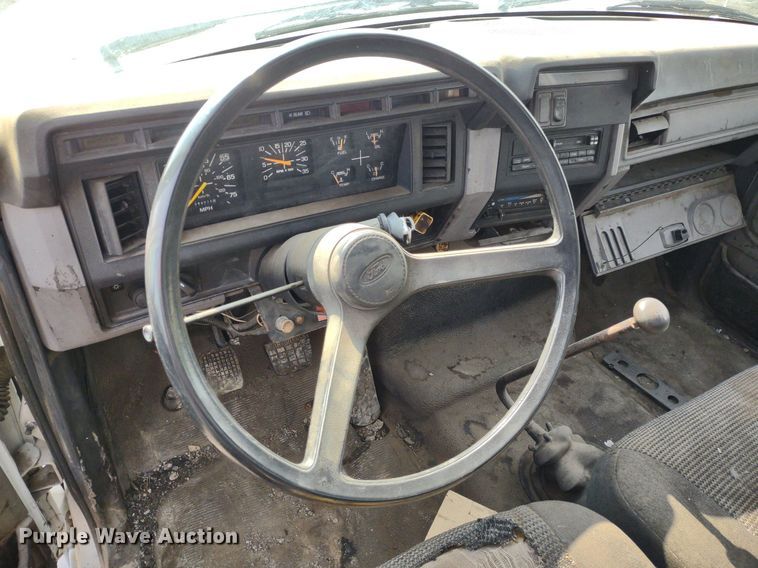 image for item DS6419 1999 Ford F800  flatbed truck