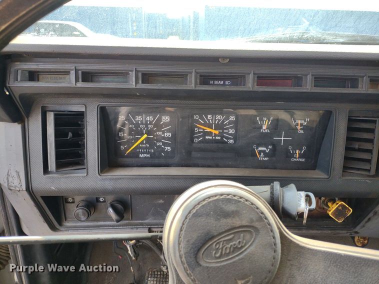 image for item DS6419 1999 Ford F800  flatbed truck