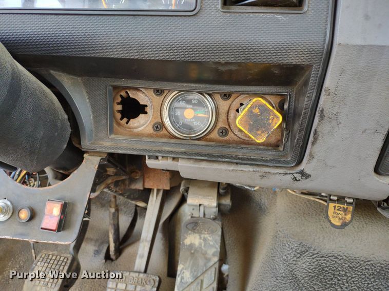 image for item DS6419 1999 Ford F800  flatbed truck