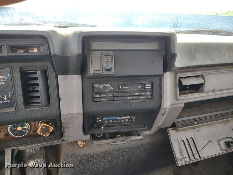 image for item DS6419 1999 Ford F800  flatbed truck