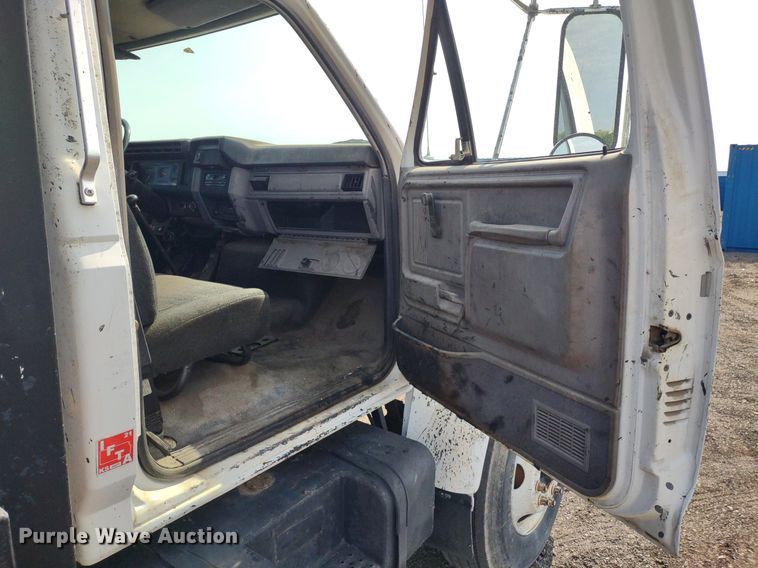 image for item DS6419 1999 Ford F800  flatbed truck