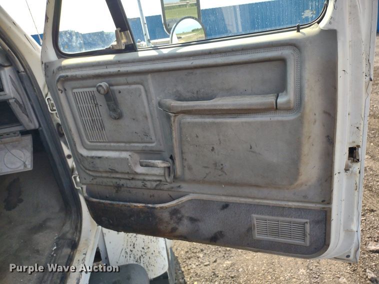 image for item DS6419 1999 Ford F800  flatbed truck