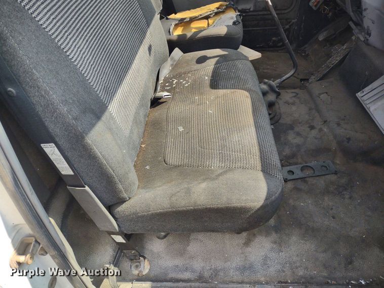 image for item DS6419 1999 Ford F800  flatbed truck