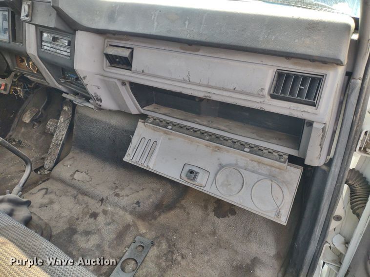 image for item DS6419 1999 Ford F800  flatbed truck