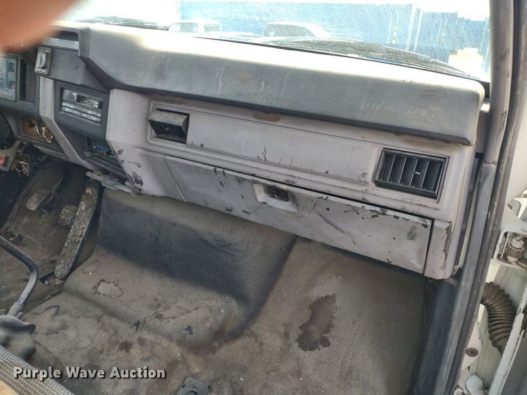 image for item DS6419 1999 Ford F800  flatbed truck