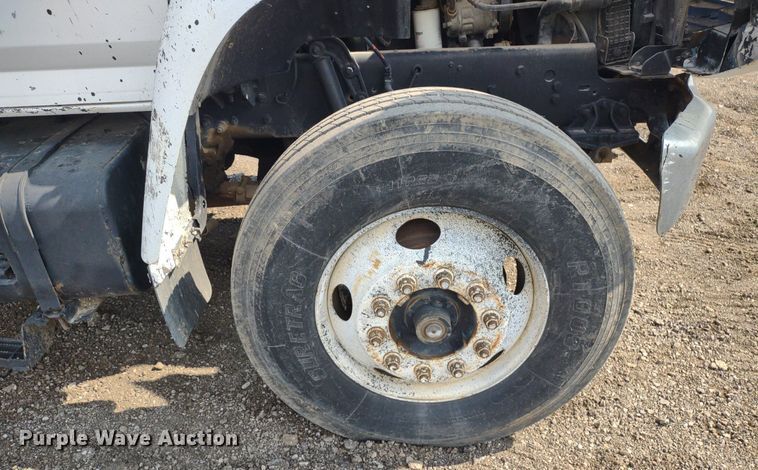 image for item DS6419 1999 Ford F800  flatbed truck