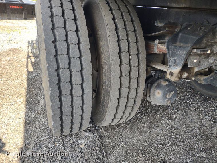 image for item DS6419 1999 Ford F800  flatbed truck