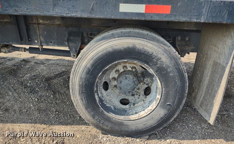 image for item DS6419 1999 Ford F800  flatbed truck