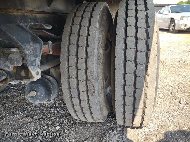 image for item DS6419 1999 Ford F800  flatbed truck